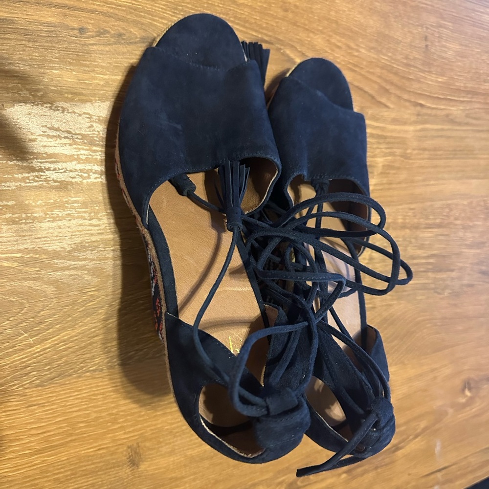 Wedge sandals which lace up your leg